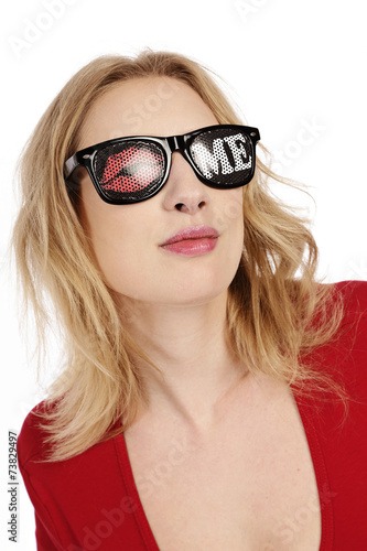 Wallpaper Mural jolie femme souriante avec lunettes embrasse-moi Torontodigital.ca