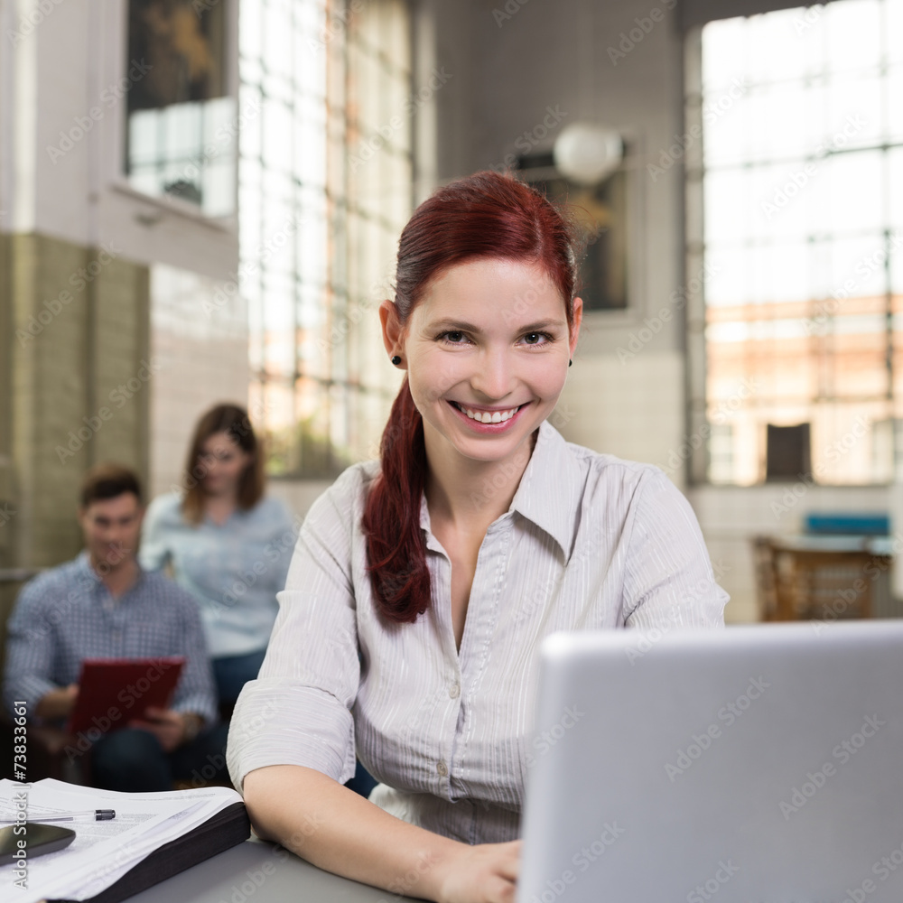 junge frau mit laptop arbeitet in industrie-loft junge frau mit laptop arbeitet in industrie-loft