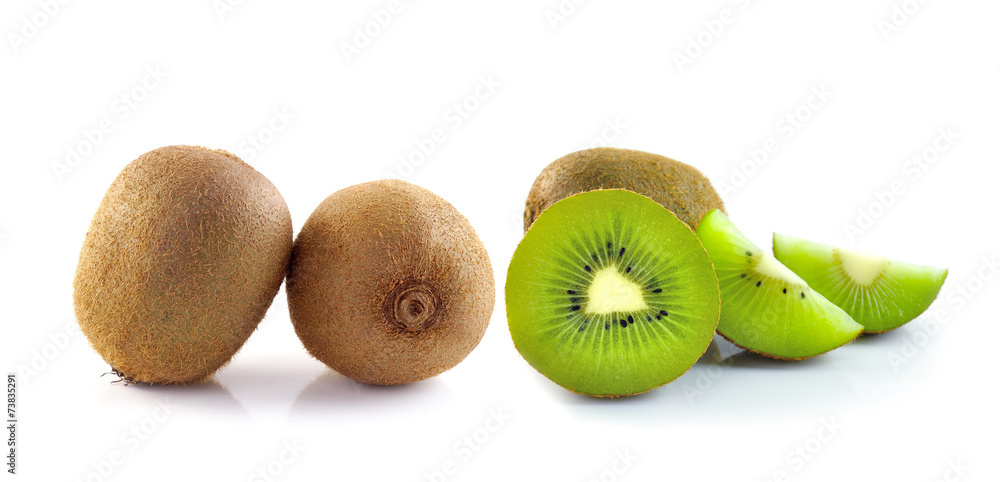 Obraz premium Juicy kiwi fruit isolated on white background