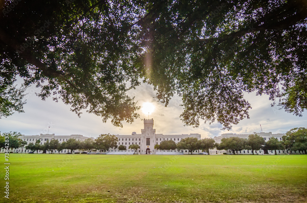 Fototapeta premium Stare budynki Capus Citadel w Charleston South Carolina