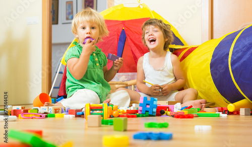 Tableau sur toile Children playing with blocks
