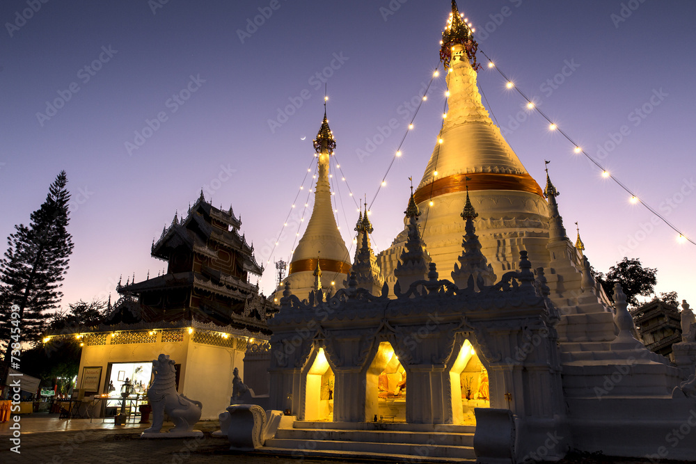 Fototapeta premium Wat Phrathat Doi Kongmu at sunset in Mae Hong Son, Thailand