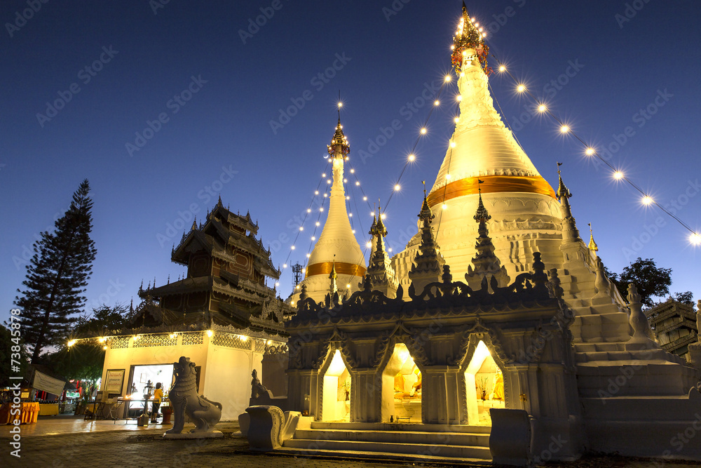 Fototapeta premium Wat Phrathat Doi Kongmu at night in Mae Hong Son, Thailand
