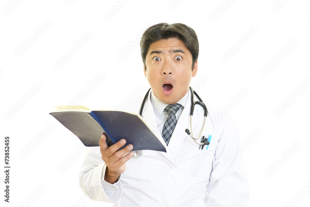 驚いた表情の医師