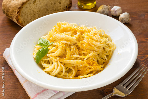 Spaghetti con bottarga e formaggio grattugiato