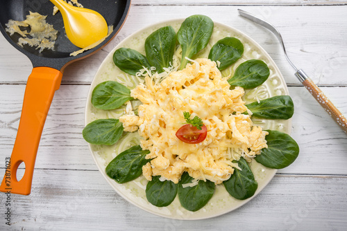 Studio, Rührei mit geriebenem Käse auf Feldsalat  photo