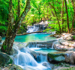 Tuinposter Watervallen Waterval in diep groen oerwoud  © calcassa