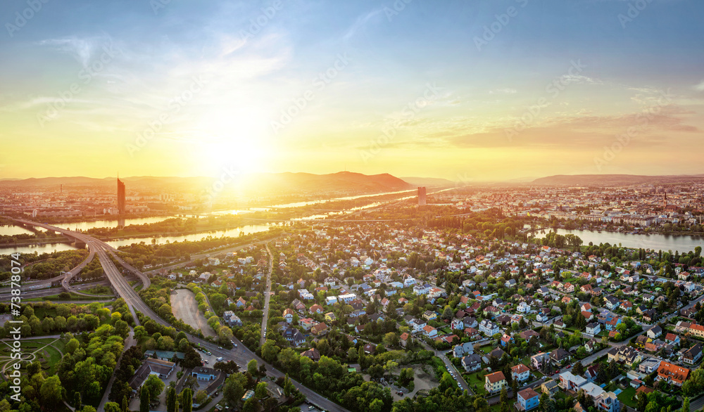 Fototapeta premium Panoramę Wiednia o zachodzie słońca z Dunaju, Austria