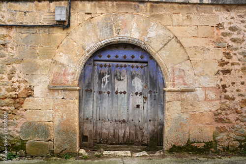 puerta azul de madera en casa tipica de piedra