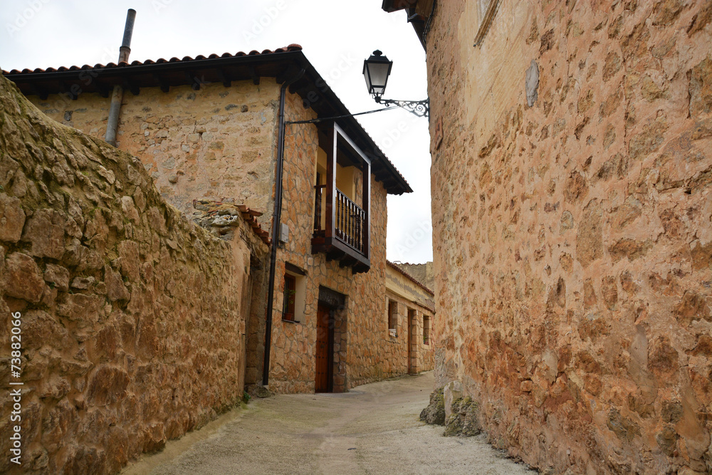 calle en pueblo tipico de montaña (pesquera de ebro)