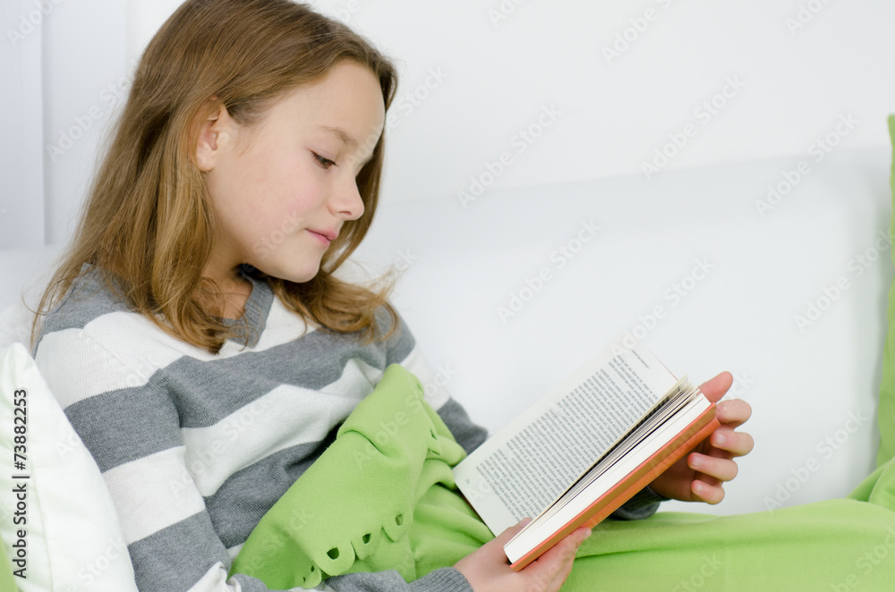 teenager mit einem buch auf dem sofa teenager mit einem buch auf dem sofa