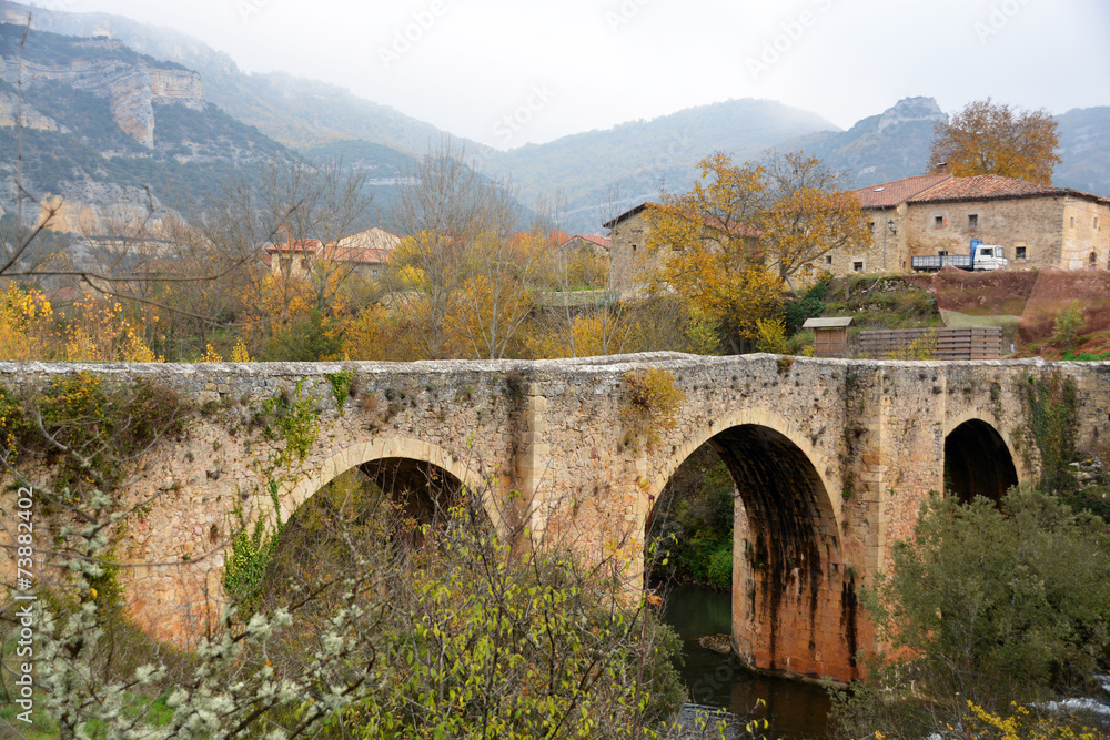 puente romanico de piedra