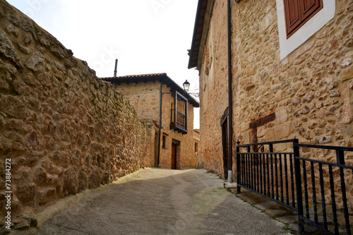 Fototapeta Naklejka Na Ścianę i Meble -  calle en pueblo tipico de piedra (pesquera de ebro)