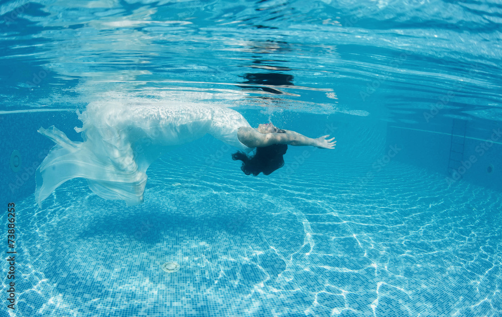 Naklejka premium Beautiful woman swiming underwater