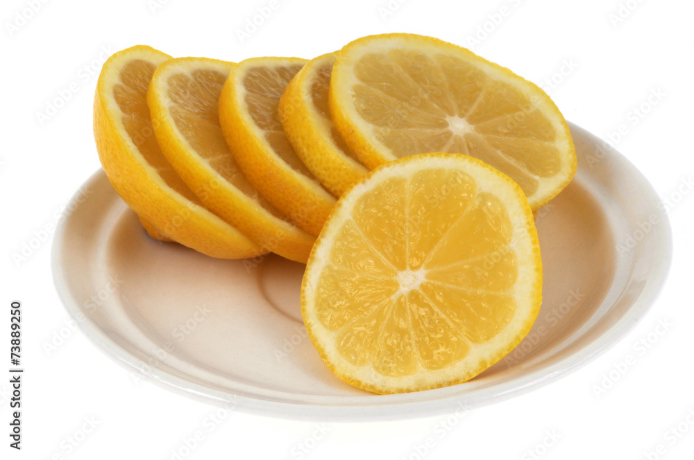 Citron coupé en rondelles dans une soucoupe Citron coupé en rondelles dans une soucoupe