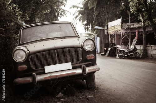 Dirty abandoned old -fashioned car © Juhku