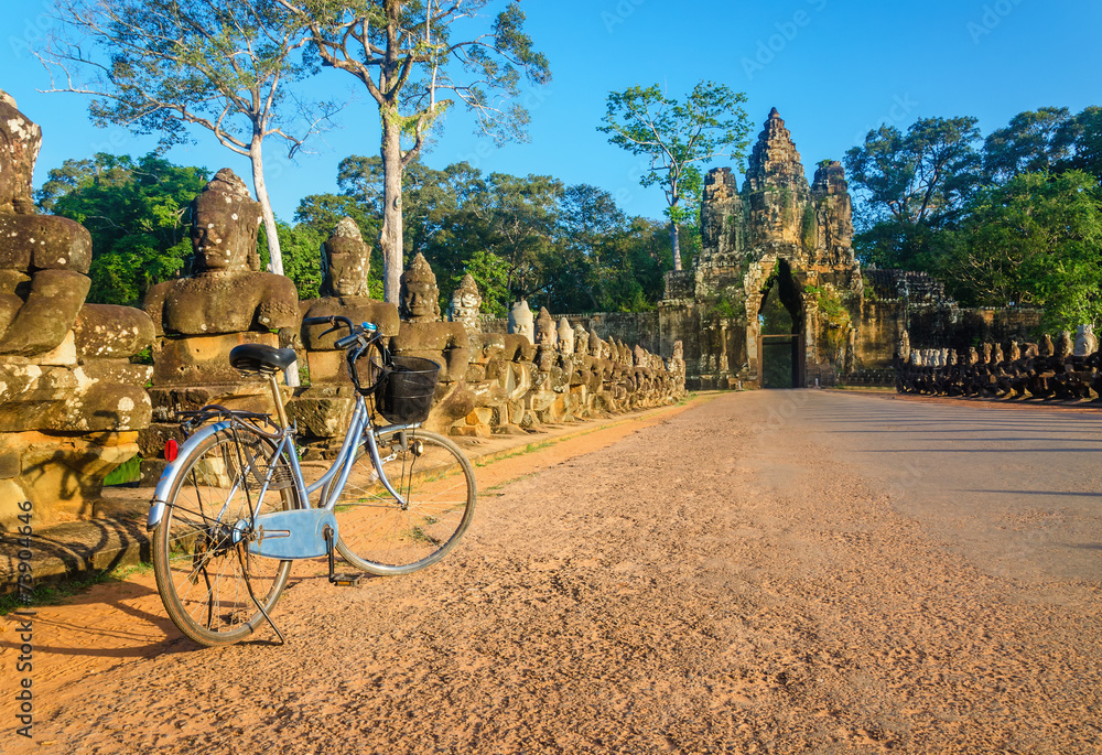Obraz premium Classic bicycle on road and North Gate of Angkor Wat, Cambodia