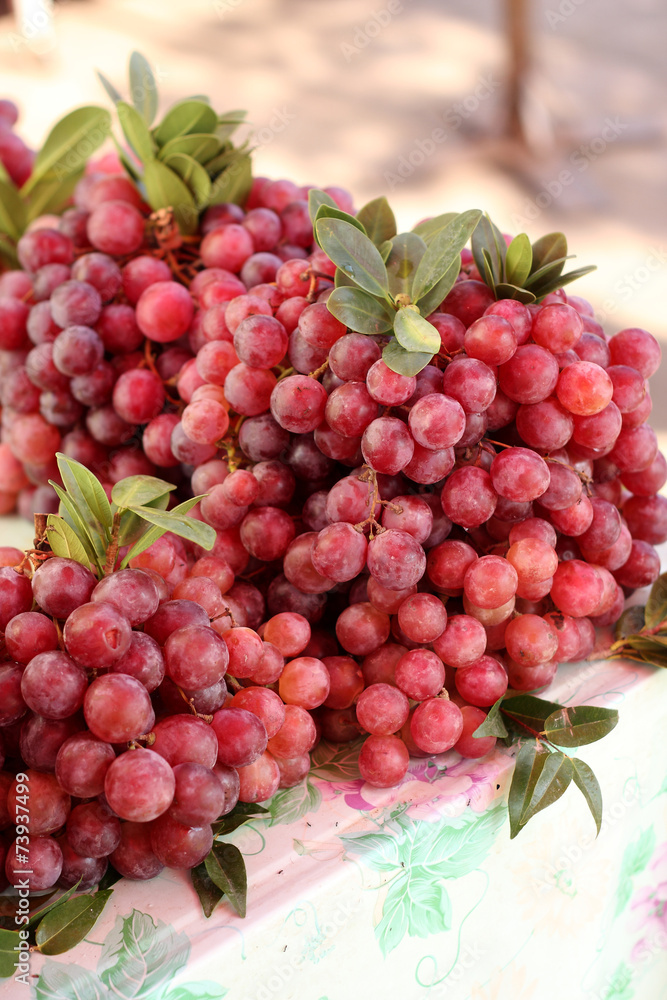 Obraz premium Red grape sale in local market.