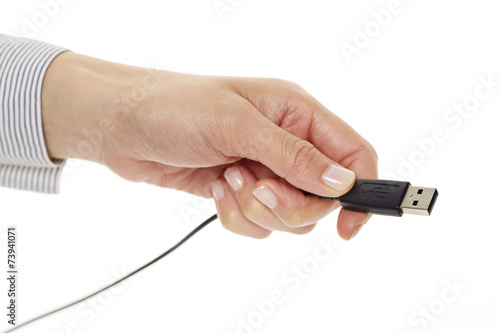Hand hält schwarze USB-Kabel