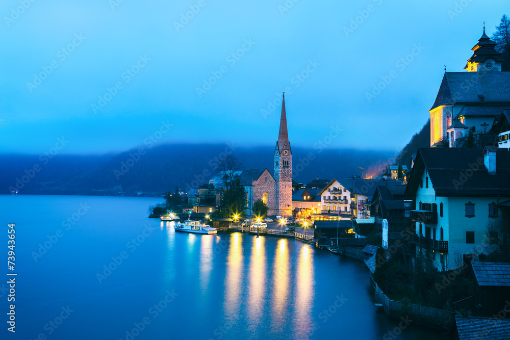 Naklejka premium Hallstatt bei Nacht