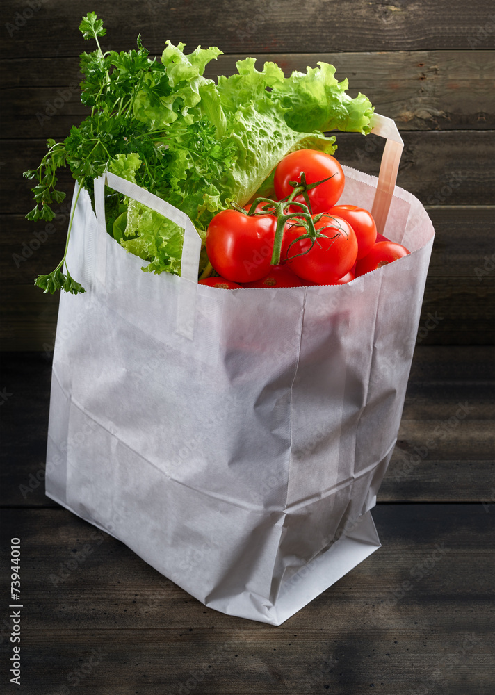 Shopping bag with groceries.