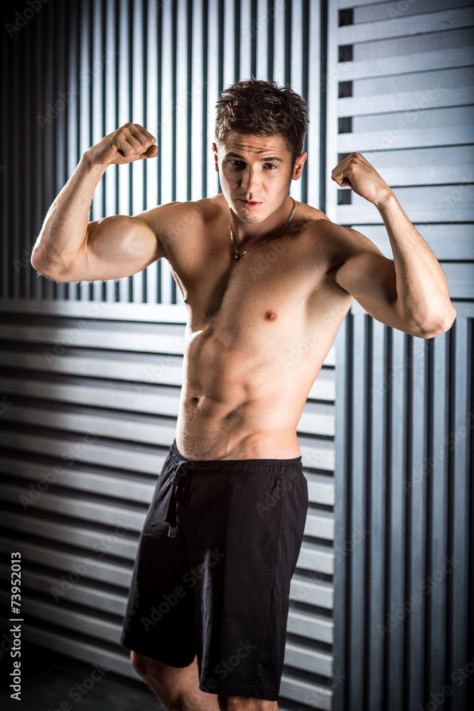 Obraz premium handsome muscular man