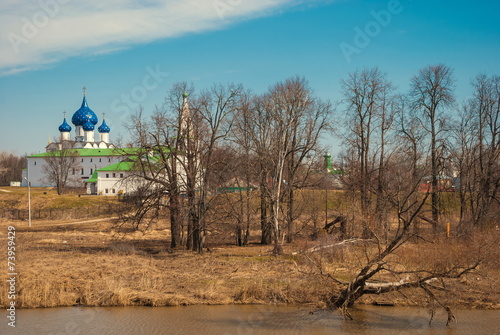 Fototapeta Naklejka Na Ścianę i Meble -  Spring landscape with the Suzdal Kremlin
