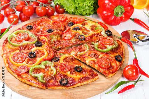 Pizza with tomatoes, peppers and olives