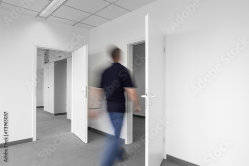 Büroalltag laufender Mann