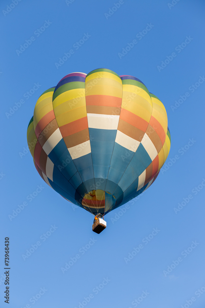 Naklejka premium Hot air balloon with blue sky background