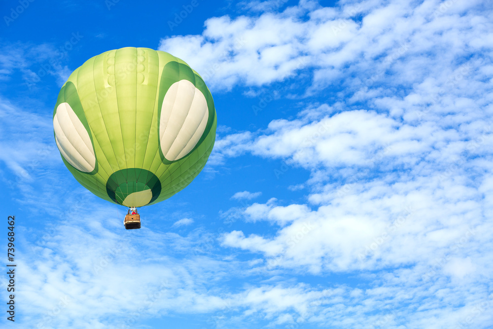 Obraz premium Hot air balloon with blue sky background