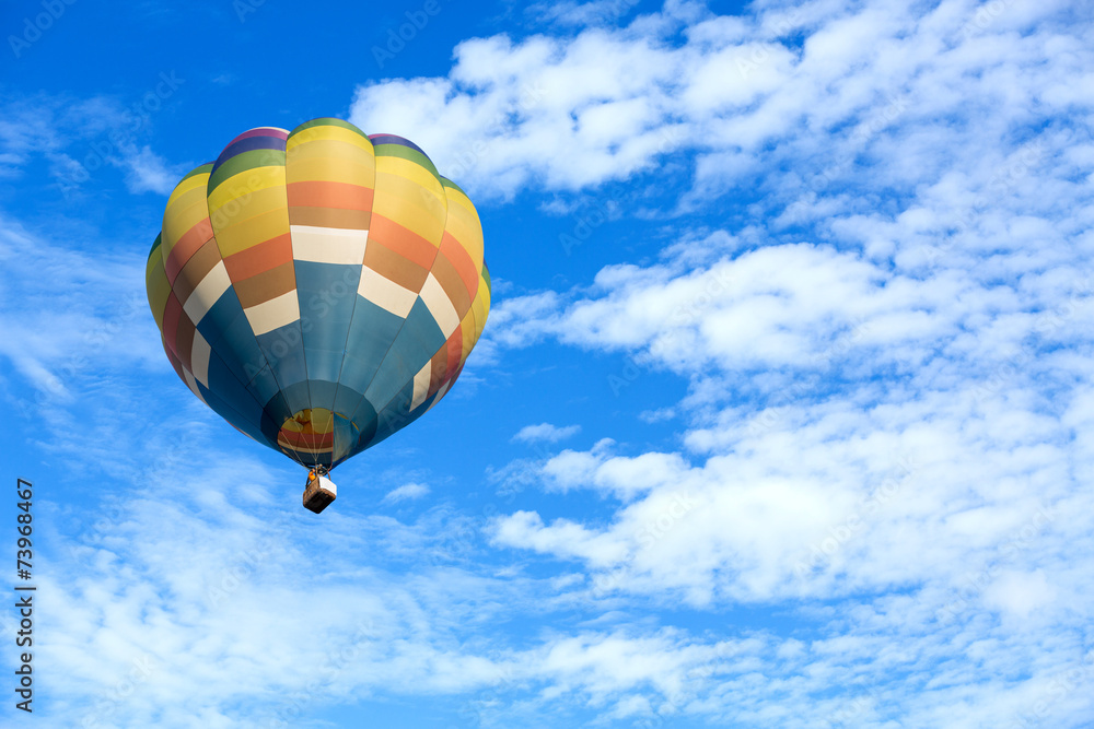 Obraz premium Hot air balloon with blue sky background