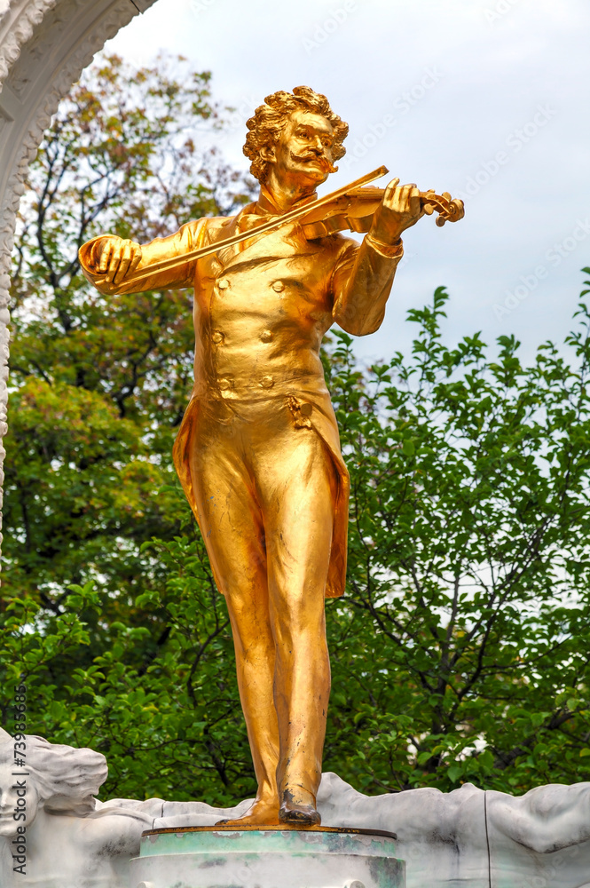 Naklejka premium Johann Strauss statue at Stadtpark in Vienna