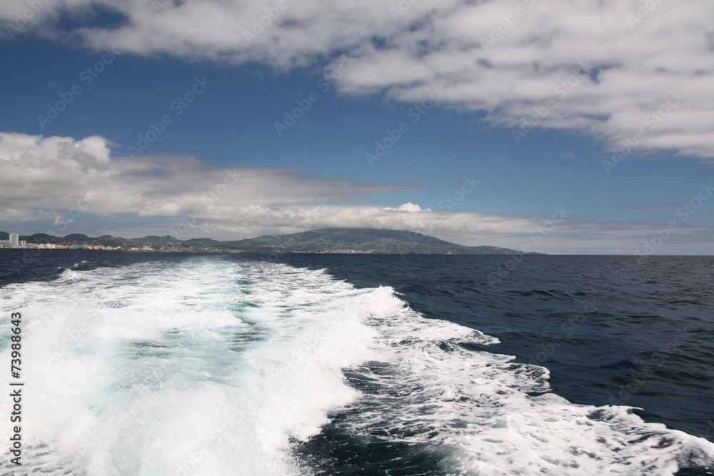 Açores - Sao Miguel - Le volcan vu du large de Ponta Delgada