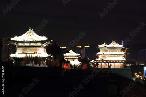 Die Stadtmauer von Datong in China bei Nacht photo