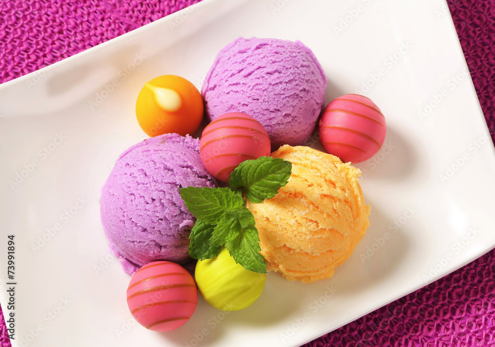 Fruit-flavored ice cream and pralines Fruit-flavored ice cream and pralines