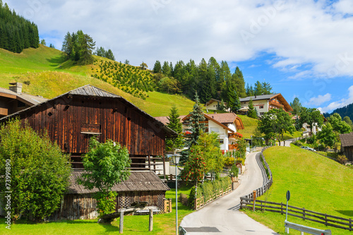 Quadro em tela Street in Colfosco alpine village, Dolomites Mountains, Italy