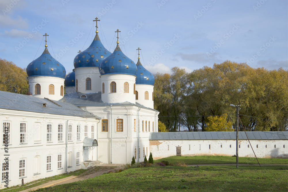 Крестовоздвиженский собор осенним днем. Свято-Юрьев монастырь