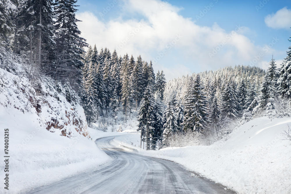 Fototapeta premium Śnieżna zima droga