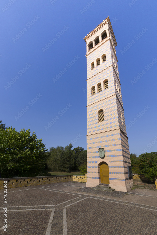 Glockenturm und Platz