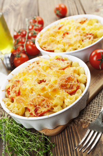 Pasta baked with tomato and cheese