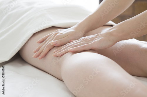 Thigh massage © Monet