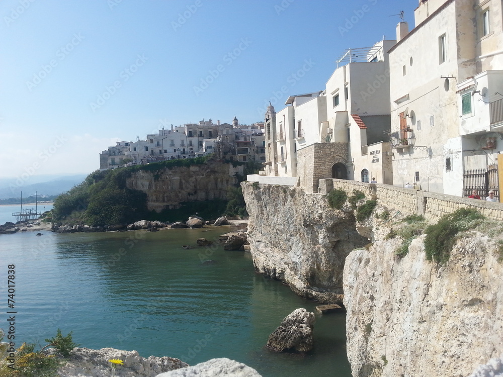 Apulien, Häuser entlang der Küstenstrasse in Vieste