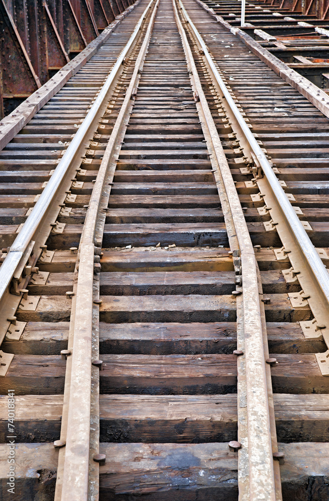 Obraz premium Old railroad tracks on a metal bridge