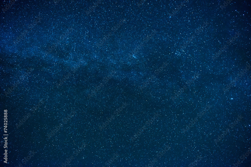 Niebieskie ciemne nocne niebo z wieloma gwiazdami <span>plik: #74025888 | autor: Pavlo Vakhrushev</span>