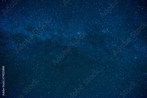 Niebieskie ciemne nocne niebo z wieloma gwiazdami