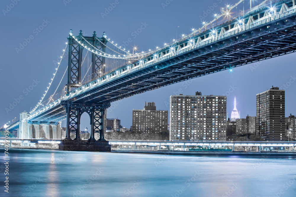 Naklejka premium Wgląd nocy mostu Manhattan