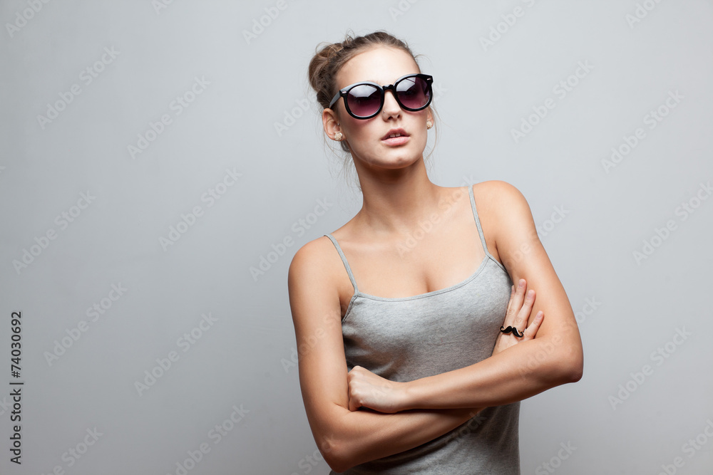 Fototapeta premium Trendy girl in sunglasses and casual clothes
