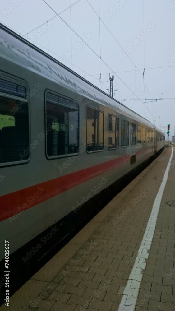 Obraz premium Bahnsteig Zug fährt vorbei