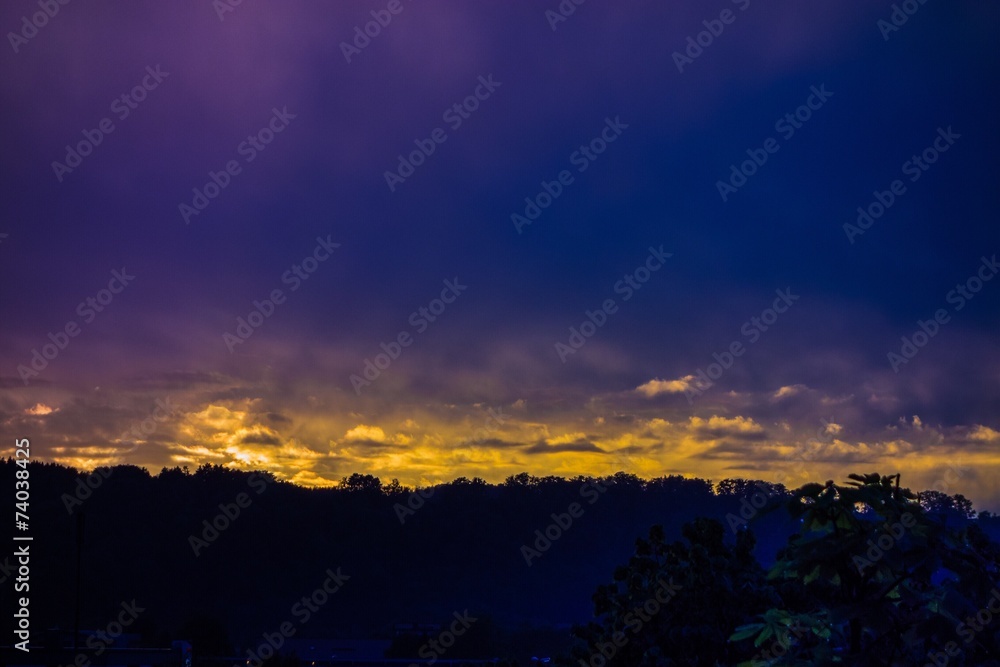 Fototapeta premium Gewitterwolken glühen im Sonnenuntergang